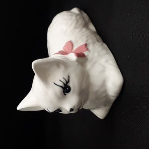 Vintage Long Lash White Relaxing Kitty
